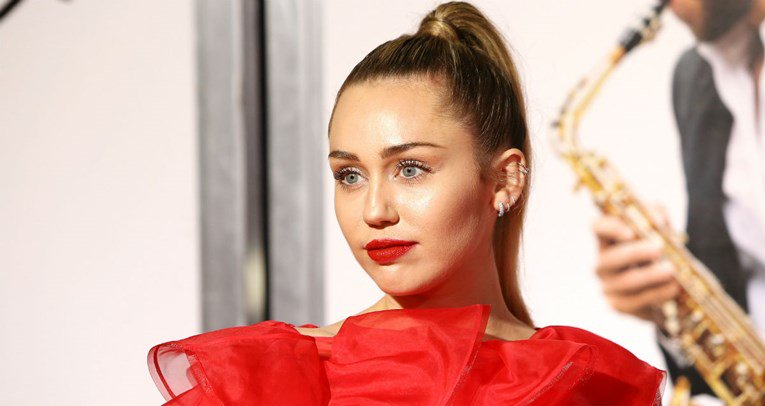 Miley Cyrus dan nakon Grammyja zablistala u ljepšoj haljini od svih na dodjeli