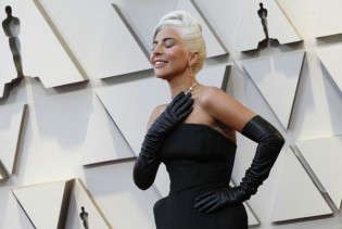 Lady Gaga prizvala Audrey Hepburn haljinom i ogrlicom od 30 miliona dolara