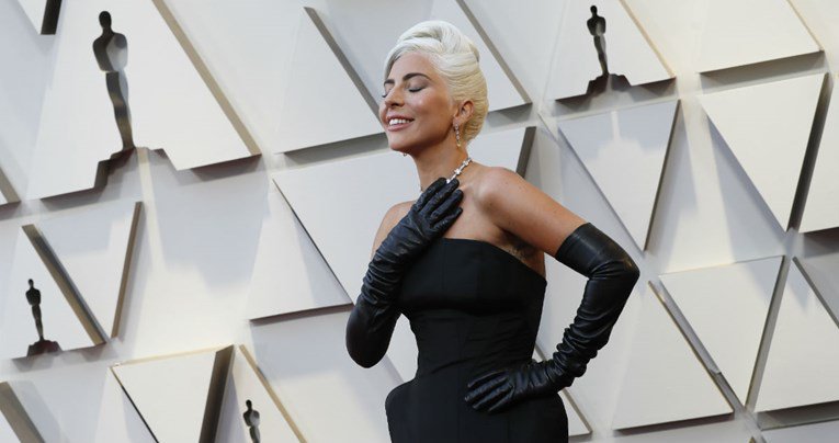 Lady Gaga prizvala Audrey Hepburn haljinom i ogrlicom od 30 miliona dolara