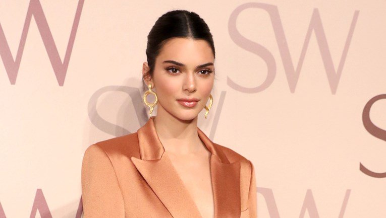 Kakve noge! Kendall Jenner nosi samo sako i štikle