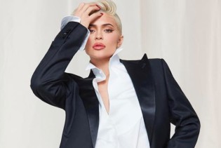 Kylie Jenner se našla na udaru kritika zbog neobičnog uzorka na haljini