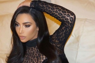 Pripijeni i prozirni kombinezon Kim Kardashian baš ništa ne prepušta mašti