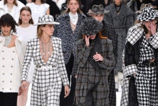 U Parizu minutom šutnje započela revija zadnje Chanel kolekcije legendarnog Karla Lagerfelda