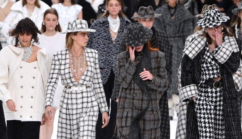 U Parizu minutom šutnje započela revija zadnje Chanel kolekcije legendarnog Karla Lagerfelda