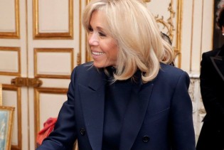 Brigitte Macron: Dokaz da se traperice itekako mogu nositi u ozbiljnim prigodama