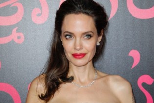 Stigao je poster novog filma u kojem glumi Angelina Jolie poslije duže pauze