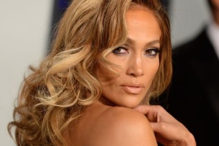 Jennifer Lopez pokazala kako moderno iskombinirati crni kožnati trench u stilu 90-ih