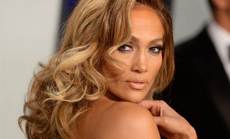 Jennifer Lopez pokazala kako moderno iskombinirati crni kožnati trench u stilu 90-ih