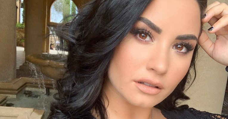 Demi Lovato prekinula s dečkom pa treneru izbila zub