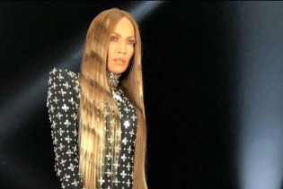 J.Lo u novom spotu nosi haljinu s prorezima do bokova i životinjski print u kosi