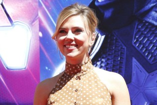 Scarlett Johansson u preslatkom kombinezonu potvrdila retro trend za ljeto