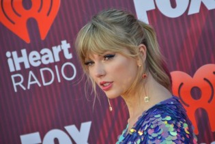 Taylor Swift viđena kako nosi prsten s inicijalima svog Joea Alwyna