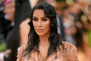 Kim Kardashian otkrila da već 10 godina šminka cijelo tijelo