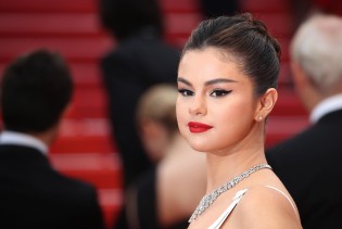 Selena Gomez zablistala u svilenom kompletu na crvenom tepihu u Cannesu