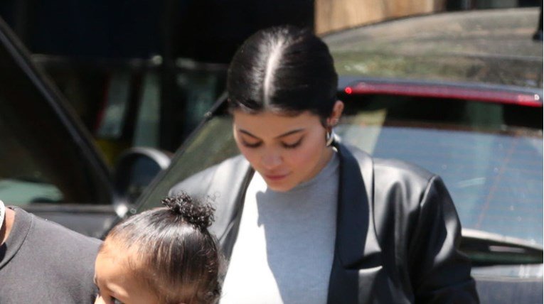 Kylie Jenner posljednjim pojavljivanjem u javnosti potaknula glasine o trudnoći
