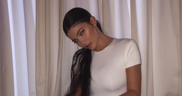 Kylie Jenner je svojom ljepotom zasjenila neonske štikle i preskupu torbicu