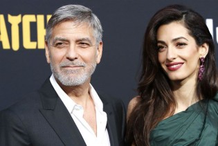 Amal Clooney pokazala fantastične noge u glamuroznoj mini haljini