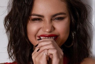 Selena Gomez dizajnirala badić koji vješto prekriva njezin ožiljak od operacije