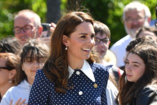 Kate Middleton uz lepršavu ljetnu haljinu uparila svoje omiljene ljetne cipele