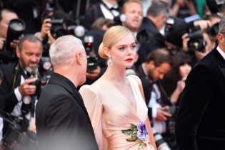 Elle Fanning oduševila nas je romantičnim izdanjem u Cannesu
