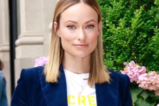 Kako upariti tamno-plavo odijelo s jarkim bojama? Olivia Wilde nas je očarala u New Yorku