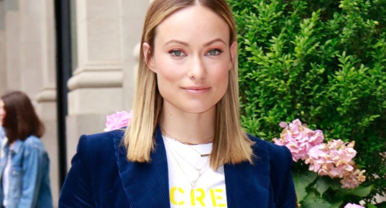 Kako upariti tamno-plavo odijelo s jarkim bojama? Olivia Wilde nas je očarala u New Yorku