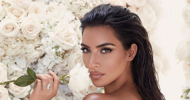 Kim Kardashian nosi prave ruže umjesto majice