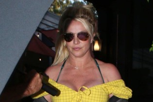 Britney Spears u kratkom žutom topiću naglasila opekline od sunca