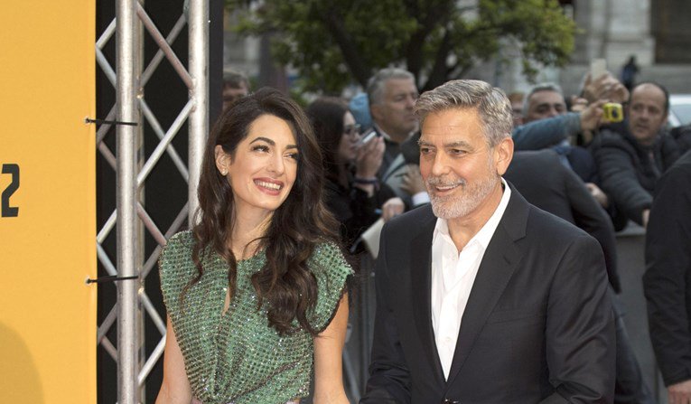 Odmak od uobičajenog stila: Amal Clooney iznenadila u crop topiću i minici