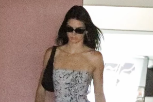 Kendall Jenner uz trendi outfit ukomponirala muške cipele