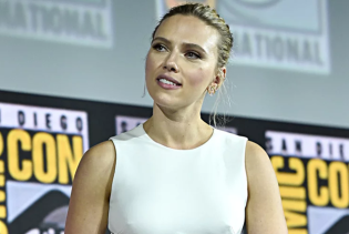 Scarlett Johansson pokazala zaručnički prsten čija je vrijednost oko 450 hiljada dolara