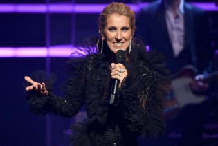 Poput Carrie Bradshaw: Celine Dion na modnu reviju došla u različitim cipelama