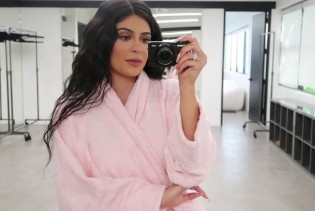 Kylie Jenner je počela kćer Stormi oblačiti u iste modne kombinacije