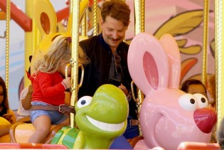 Tata u akciji: Bradley Cooper s preslatkom kćerkicom uživao u Disneylandu