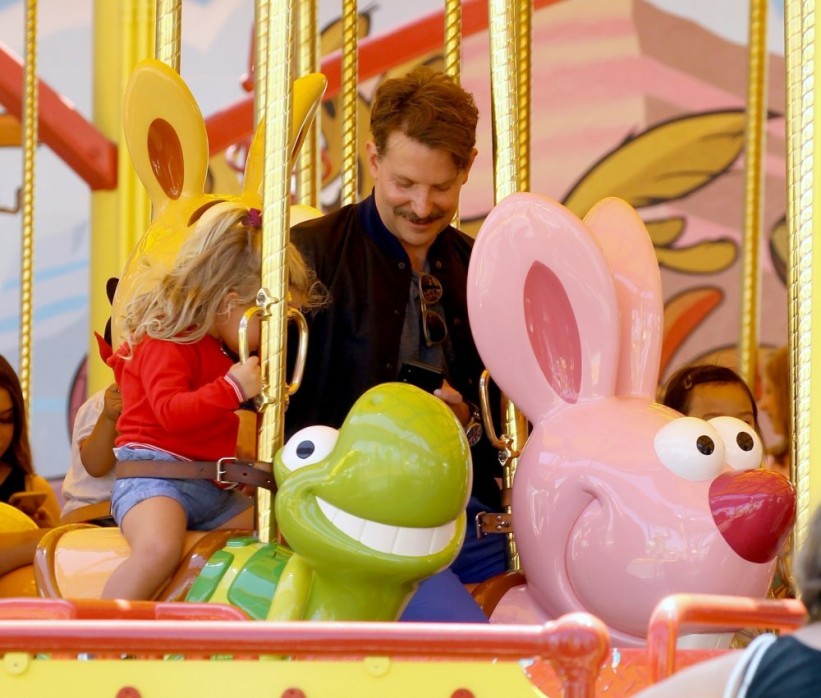 Tata u akciji: Bradley Cooper s preslatkom kćerkicom uživao u Disneylandu