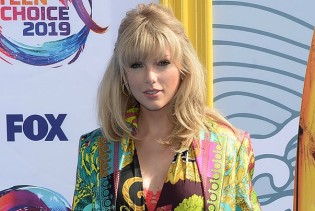 Taylor Swift se na dodjeli nagrada pojavila mamurna i zasjenila sve prisutne