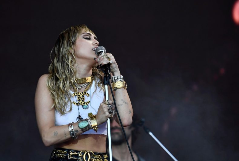 Miley Cyrus u žestokoj borbi s kritičarima na Twitteru