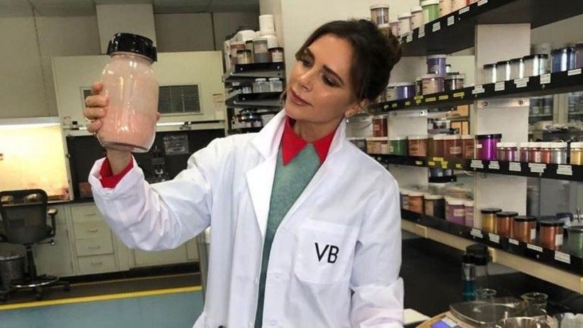 Victoria Beckham dala mali "sneak peek" svoje beauty linije na Instagramu