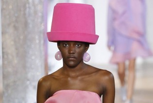 Poznata dizajnerica u novoj kolekciji torbe i šešire zamijenila - kantama