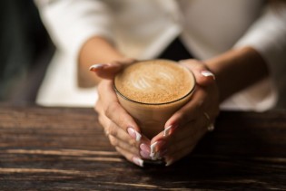 Konzumiranje kafe na prazan želudac ima negativan uticaj na organizam