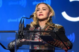 Madonna kasnila na nastup i poručila da "kraljica nikad ne kasni", dobila kritike i tužbu