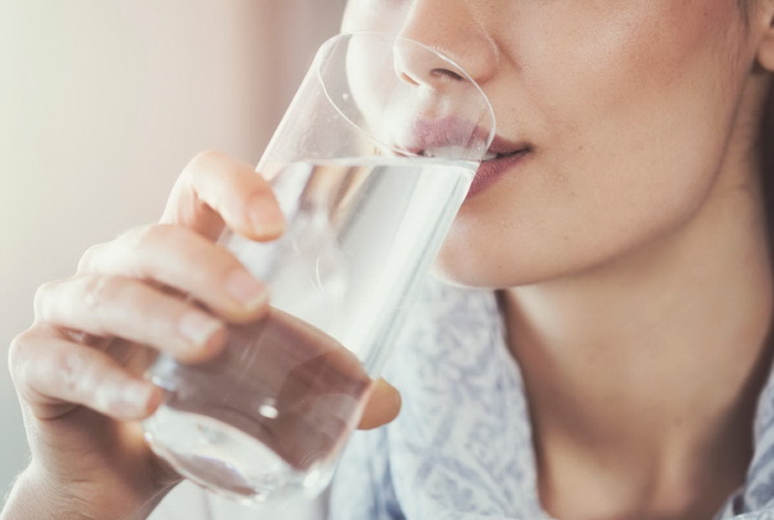 Treba li zaista da pijemo dva litra vode dnevno?