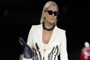 Kakve kćeri, takva mama: Yolanda Hadid nosila je reviju na pariškoj nedjelji mode