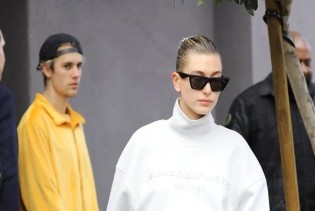 Hailey Bieber zna jednostavan trik koji pretvara mušku majicu u zavodljiv komad