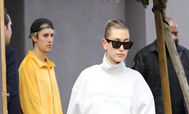 Hailey Bieber zna jednostavan trik koji pretvara mušku majicu u zavodljiv komad