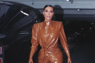Kim Kardashian nasmijala svijet snimkom na kojem jedva oblači odijelo od lateksa