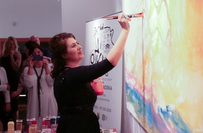 Bh. umjetnica Alisa Teletović slikala pred publikom u Abu Dhabiju