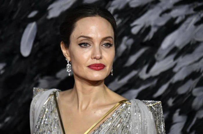 Angelina Jolie u saradnji s BBC-jem radi na programu o koronavirusu za tinejdžere