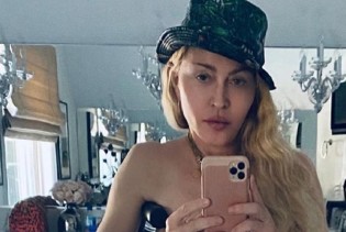 Madonna u 62. godini pozirala pred ogledalom samo u gaćicama