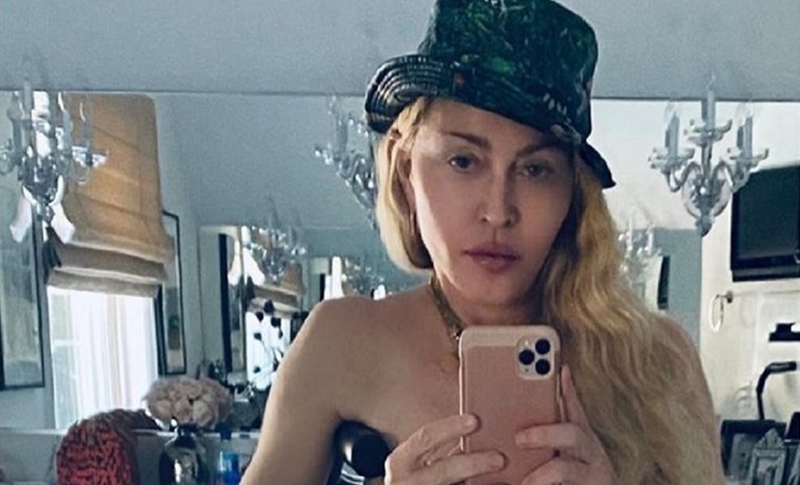 Madonna u 62. godini pozirala pred ogledalom samo u gaćicama